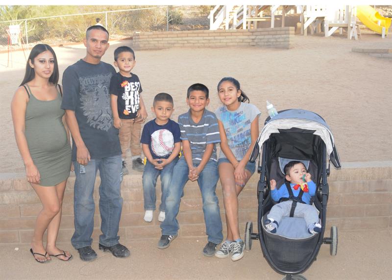 Jes&uacute;s Berrones posa junto a sus cinco hijos y su esposa Sonia, que est&aacute; embaraza