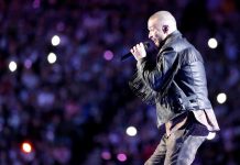 El cantante estadounidense Justin Timberlake se presenta durante el medio tiempo del Super Bowl LII en el US Bank Stadium en Minneapolis,