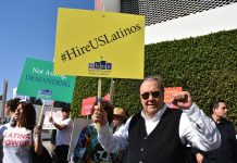 Latinos siguen ejemplo de afroamericanos y reclaman más peso en Hollywood El productor de cine y fundador de la empresa de mercadeo de películas "Arenas", Santiago Pozo, sostiene una pancarta pidiendo la contratación de latinos durante una manifestación para denunciar que la industria cinematográfica "excluye" a los latinos ejerciendo un "racismo delicado".