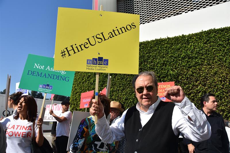 El productor de cine y fundador de la empresa de mercadeo de pel&iacute;culas "Arenas", Santiago Pozo, sostiene una pancarta pidiendo la contrataci&oacute;n de latinos durante una manifestaci&oacute;n para denunciar que la industria cinematogr&aacute;fica "excluye" a los latinos ejerciendo un "racismo delicado".