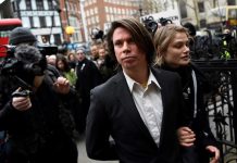 El presunto "hacker" británico Lauri Love (i) y su pareja, Sylvia Mann (d), a su llegada a los tribunales de Justicia en Strand en Londres.