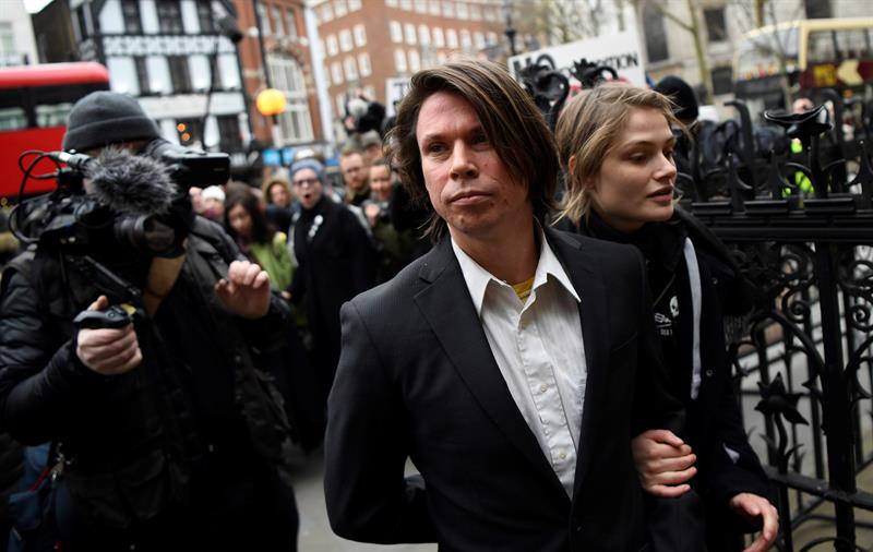 El presunto "hacker" británico Lauri Love (i) y su pareja, Sylvia Mann (d), a su llegada a los tribunales de Justicia en Strand en Londres.