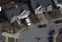 Tres policías heridos y un sospechoso muerto en un tiroteo en Estados Unidos Al menos tres policías resultaron hoy heridos en la localidad de Locust Grove, en el estado de Georgia.