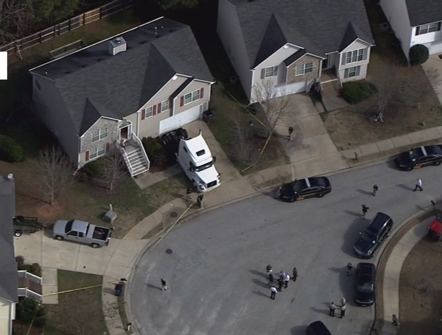 Al menos tres polic&iacute;as resultaron hoy heridos en la localidad de Locust Grove, en el estado de Georgia.