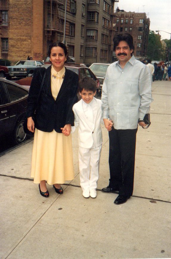 Luis Miranda con su hijo Lin Manuel Miranda en&nbsp;su primera&nbsp;comuni&oacute;n. (Fotos de su &aacute;lbum familiar)&nbsp;