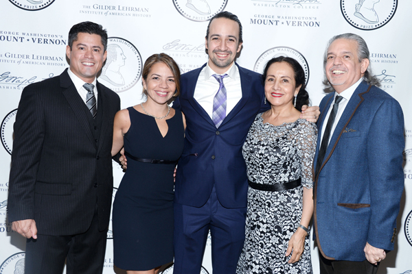 Familia Miranda en lanzamiento de escuelas Hamilton, programa con la fundaci&oacute;n Rockefeller y otros socios&nbsp;para llevar&nbsp;ni&ntilde;os de familias de escasos recursos a ver la obra, adem&aacute;s de un programa de estudio en historia.