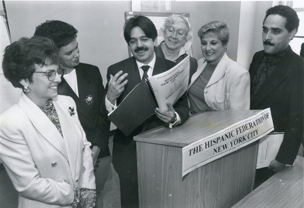 18 de mayo 1993:&nbsp;Luis Miranda, como fundador y primer director de la Federacion Hispana, anuncia el primer sondeo realizado en la comunidad hispana de NYC.&nbsp;Aparecen otros lideres destacados de la epoca, incluyendo Shirley Rodriguez Remeneski, fundadora de la organizaci&oacute;n 100 Mujeres Hispanas.&nbsp;&nbsp;(Fotocredito: &nbsp;Colecci&oacute;n Hist&oacute;rica El Diario/La Prensa, Universidad Columbia)
