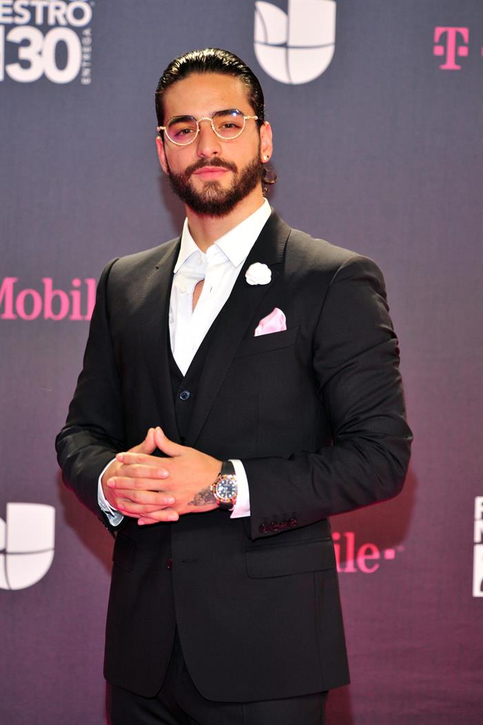 El cantante colombiano Maluma posa a su llegada a la alfombra de la trigésima edición del Premio Lo Nuestro a la Música Latina