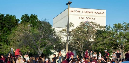 Padres y estudiantes llegan a la escuela Marjory Stoneman Douglas en Parkland, estado de Florida