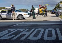 Policías vigilan frente a la escuela de secundaria Marjory Stoneman Douglas de la ciudad de Parkland, Florida, donde el pasado, el 15 de febrero del 2018, 17 personas murieron en un nuevo tiroteo.
