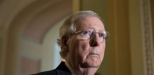 Mitch McConnell, y el de la minoría demócrata, Chuck Schumer, están cerca de un acuerdo presupuestario de dos años que evitaría el cierre del gobierno esta semana.