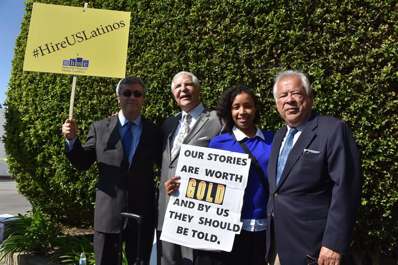El presidente del Fondo Mexicano Americano para la Defensa Legal y Educaci&oacute;n (MALDEF), Thomas A. S&aacute;enz; el presidente de la Coalici&oacute;n Nacional de Medios Hispanos (NHMC), Alex Nogales; la guionista cinematogr&aacute;fica Yasmine Campbll, y el director ejecutivo de la cadena de cines "Maya", Moctesuma Esparza, sostienen pancartas a favor de latinos.