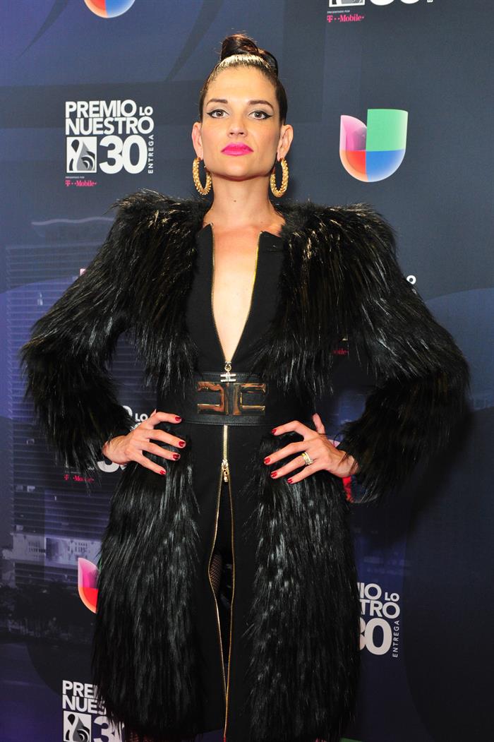La cantante española Natalia Jiménez posa en la sala de prensa al final de la trigésima edición del Premio Lo Nuestro a la Música Latina