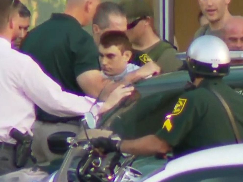 a Policía del Condado Broward identificó hoy al autor del tiroteo que ha dejado 17 muertos en la escuela secundaria Marjory Stoneman Douglas de la ciudad de Parkland, en el sur de Florida, como Nikolaus Cruz,