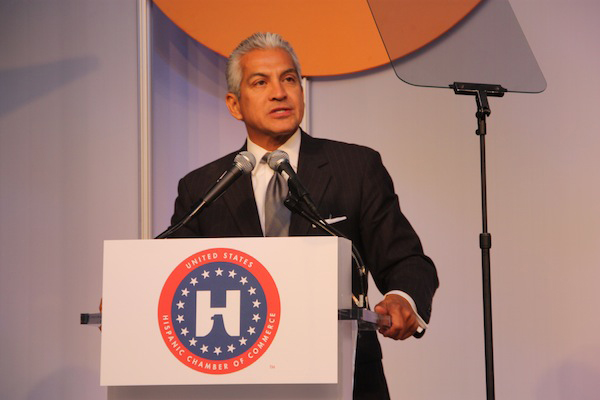 A Javier Palomarez se le acusa tambi&eacute;n de haberse alejado de los peque&ntilde;os comerciantes y c&aacute;maras hispanas dejando convertida la instituci&oacute;n en no representativa de los millones de comerciantes hispanos.