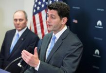 El presidente de la Cámara de Representantes, el republicano Paul Ryan (d), ofrece una rueda de prensa junto al congresista republicano por Louisiana, Steve Scalise (i), tras la reunión de los congresistas republicanos en el Capitolio de Washington.