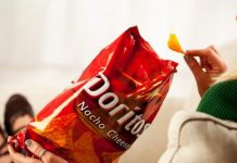 PepsiCo da marcha atrás y aclara que no fabricará Doritos para mujeres PepsiCo dio marcha atrás y aclaró que no fabricará Doritos para mujeres, una semana después de que su CEO, Indra Nooyi, dejase abierta la puerta a comercializar Doritos para féminas, que harían menos ruido al masticar y cabrían en el bolso. (foto twitter)