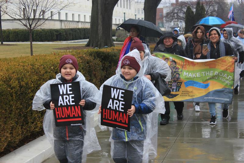 Dos ni&ntilde;os sujetan pancartas en las que se lee "somos humanos", durante una marcha hacia el Capitolio en contra de las pol&iacute;ticas migratorias de Trump, hoy, mi&eacute;rcoles 7 de febrero de 2018, en Washington 