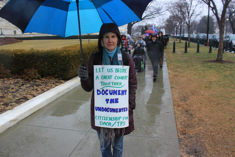 Una mujer posa con una pancarta durante una marcha hacia el Capitolio, en contra de las pol&iacute;ticas migratorias de Trump, hoy, mi&eacute;rcoles 7 de febrero de 2018, en Washington