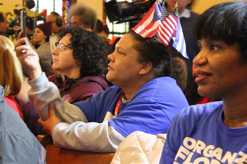 Decenas de personas escuchan un discurso durante una marcha hacia el Capitolio en contra de las pol&iacute;ticas migratorias de Trump, hoy, mi&eacute;rcoles 7 de febrero de 2018, en Washington 