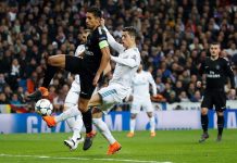 El Real Madrid remonta y derrota 3-1 al PSG El delantero portugués del Real Madrid Cristiano Ronaldo (d) pelea un balón con el defensa brasileño del Paris Saint Germain Marcos Correa "Marquinhos", durante el partido de ida de octavos de final de la Liga de Campeones que se disputa esta noche en el estadio Santiago Bernabéu.