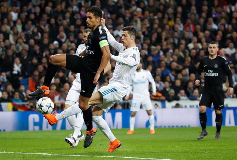 El delantero portugu&eacute;s del Real Madrid Cristiano Ronaldo (d) pelea un bal&oacute;n con el defensa brasile&ntilde;o del Paris Saint Germain Marcos Correa "Marquinhos", durante el partido de ida de octavos de final de la Liga de Campeones que se disputa esta noche en el estadio Santiago Bernab&eacute;u.