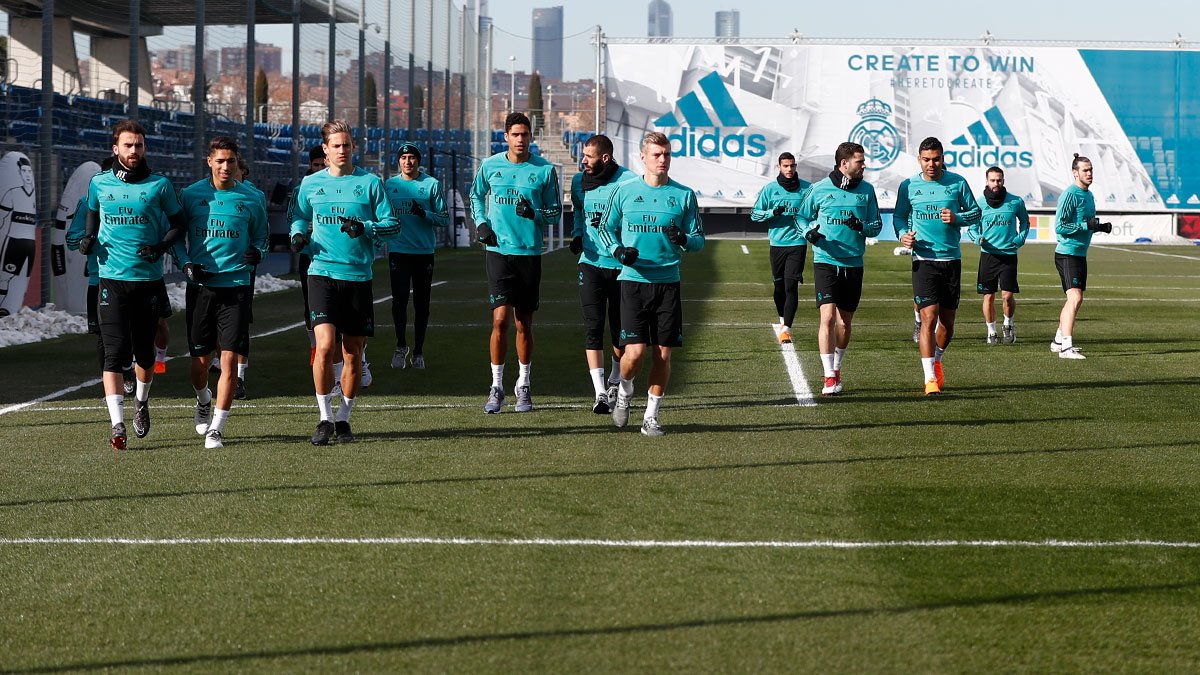 Zinedine Zidane junt&oacute; en el entrenamiento en la Ciudad Real Madrid a todos sus jugadores disponibles para la segunda sesi&oacute;n de preparaci&oacute;n del duelo europeo ante el PSG. (foto twitter @realmadrid)