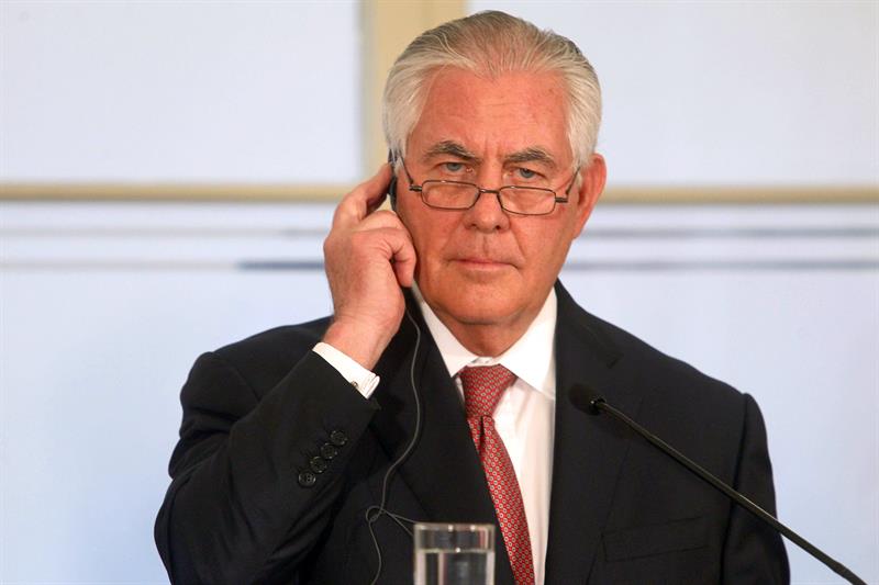  El Secretario de Estado de los Estados Unidos, Rex Tillerson, escucha la traducci&oacute;n de las preguntas de los periodistas durante una conferencia de prensa.