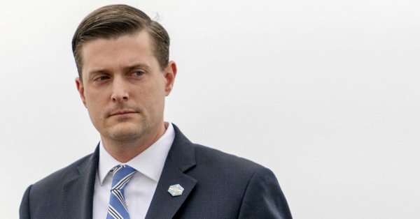 Rob Porter, anunci&oacute; hoy que renunciar&aacute; a su cargo despu&eacute;s de que sus dos exmujeres le acusaran de maltratarlas f&iacute;sica y emocionalmente. (foto twitter)