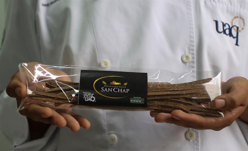 Fotografía cedida por la Universidad Autónoma de Querétaro (UAQ) hoy, lunes 12 de febrero de 2018, que muestra un paquete de sopa de pasta a base de chapulines y sémola de trigo con altos niveles de proteína elaborada por un estudiante mexicano que busca satisfacer las demandas nutricionales de la dieta mexicana