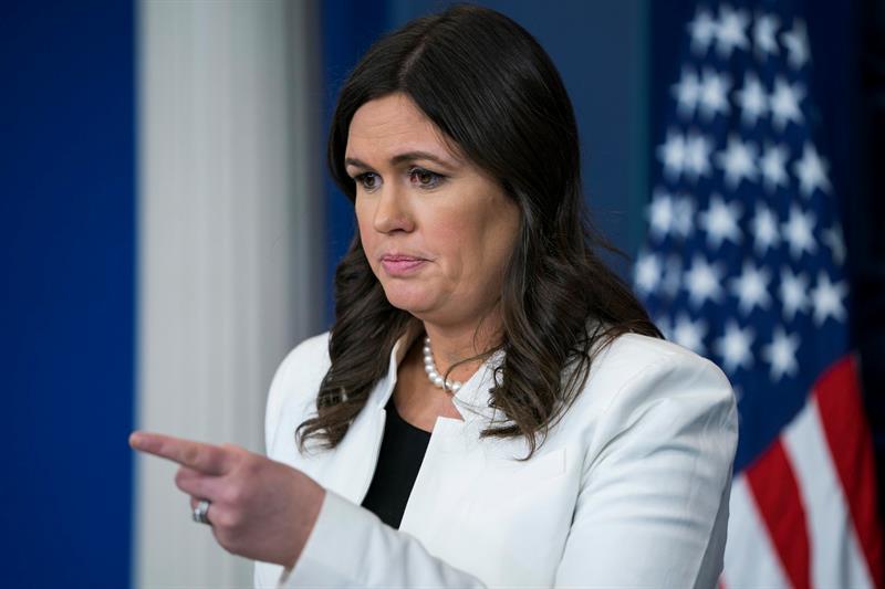 "El presidente estaba claramente bromeando con sus comentarios", dijo la portavoz de la Casa Blanca, Sarah Huckabee Sanders, en una conferencia de prensa.