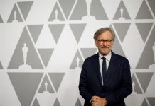 El director Steven Spielberg posa a su llegada al tradicional almuerzo previo a la entrega de los Premios Óscar.