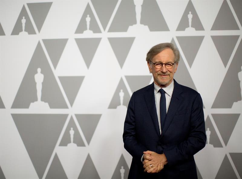 El director Steven Spielberg posa a su llegada al tradicional almuerzo previo a la entrega de los Premios &Oacute;scar.