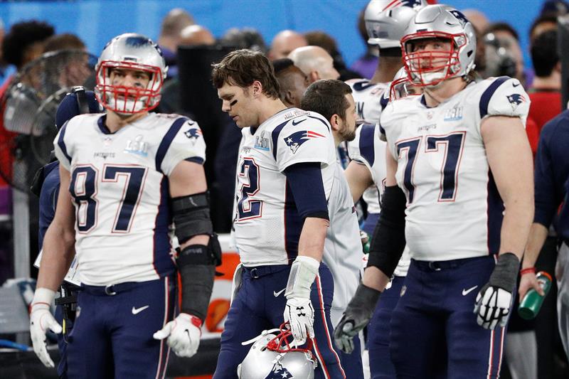 El mariscal de campo de los New England Patriots, Tom Brady, camina hacia el banquillo despu&eacute;s de perder el bal&oacute;n en el &uacute;ltimo cuarto del Super Bowl LII