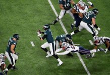 41-33. Foles acaba con el mito de Brady y da primer título a Eagles El mariscal de campo de los Philadelphia Eagles Nick Foles (C) se revuelve mientras el linebacker exterior de los New England Patriots Kyle Van Noy (R) persigue durante el Super Bowl LII en el US Bank Stadium en Minneapolis, Minnesota