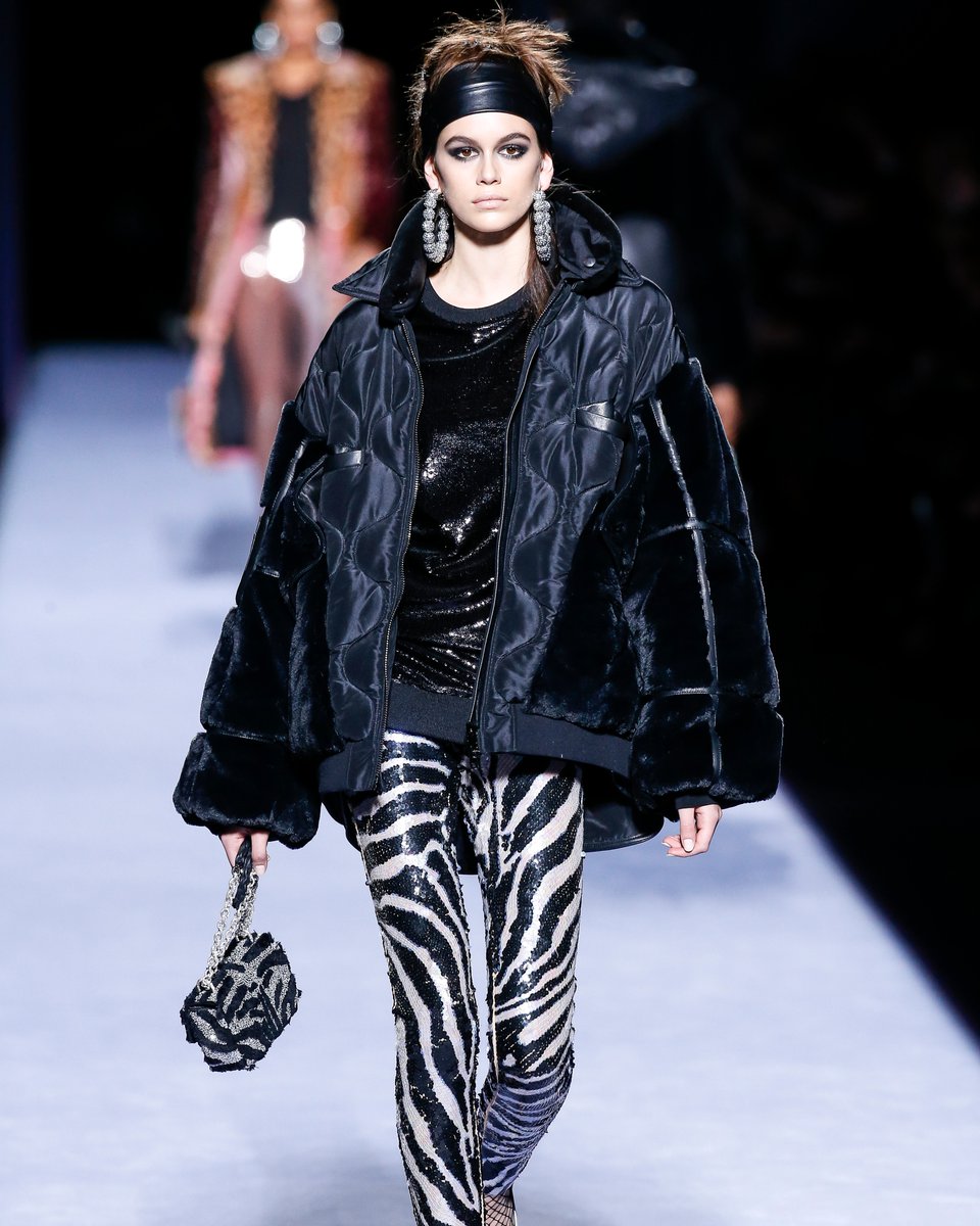 Tom Ford puso a desfilar estampados de leopardo y metalizados dignos de los a&ntilde;os 80. (foto twitter @TOMFORD)