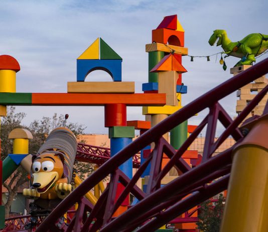 El Mundo de Toy Story Toy Story Land será una versión en vivo de esta película popular y querida dentro de las familias en todo el país, y contará con tres atracciones especiales que destacarán los aspectos más divertidos de la película.