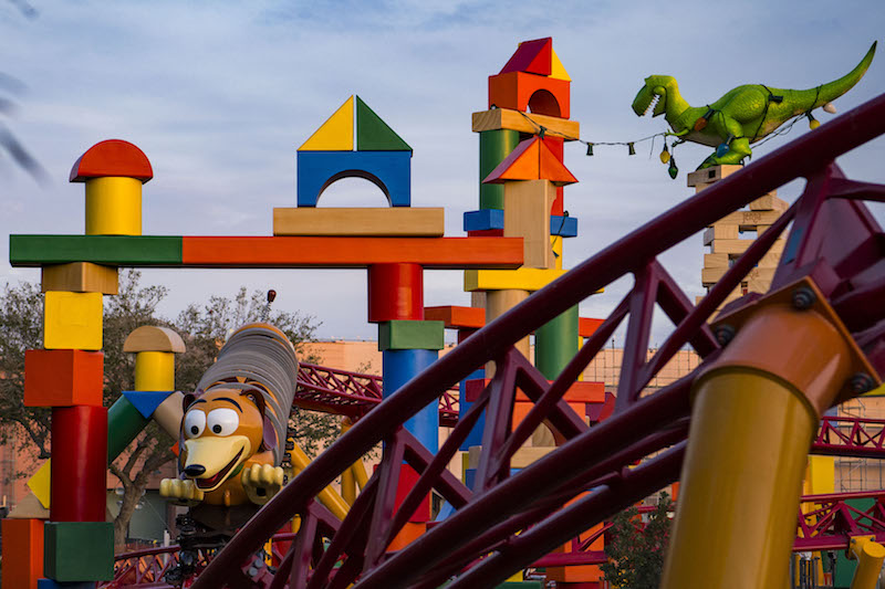 Toy Story Land ser&aacute; una versi&oacute;n en vivo de esta pel&iacute;cula popular y querida dentro de las familias en todo el pa&iacute;s, y contar&aacute; con tres atracciones especiales que destacar&aacute;n los aspectos m&aacute;s divertidos de la pel&iacute;cula.