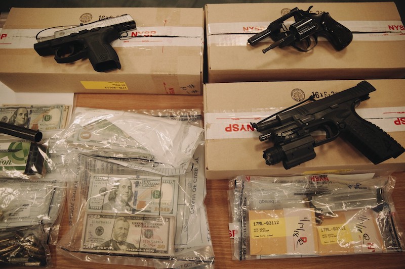 En el expediente se formulan 172 cargos acusando al grupo violento de 16 personas de conspirar para comprar y vender heroína y cocaína en Newburgh, el condado de Orange y en todo el estado de Nueva York; Investigación también llevó a la recuperación de armas y efectivo; Varios acusados alegaron ser miembros de la “Pandilla 600”, que ha plagado las calles de Newburgh