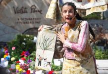 Chilenos recuerdan a Violeta Parra a 51 años de su muerte con teatro y cuecas La actriz Vicky Silva, perteneciente a la agrupación de artistas "Canto General", participa en un homenaje a artista chilena Violeta Parra.