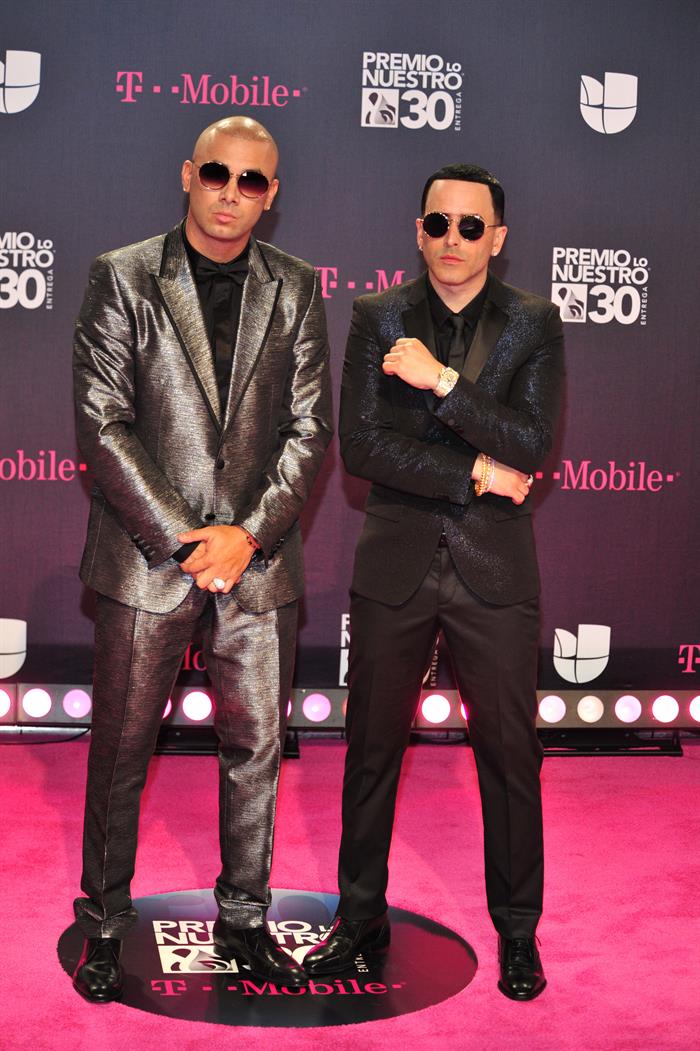 Los cantantes puertorriqueños Wisin (i) y Yandel (d) posan a su llegada a la alfombra de la trigésima edición del Premio Lo Nuestro a la Música Latina