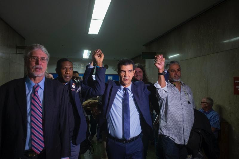 De izquierda a derecha:&nbsp;el abogado de derechos civiles Ron Kuby,&nbsp;el concejal Jumaane Williams, el concejal Ydanis Rodr&iacute;guez y&nbsp;Ravi Ragbir.