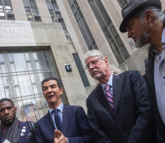 El Concejal Ydanis Rodríguez (2 i-d)el abogado de derechos civiles Ron Kuby (3 i-d), Ravi Ragbir (d), y el concejal Jumaane Williams, quien también fue arrestado durante la misma protesta. (i)