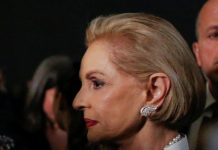 Carolina Herrera: "Me satisface más ayudar a los demás que ser diseñadora" La Semana de la Moda de Nueva York quedó hoy deslumbrada por el buen gusto de dos casas de moda de origen latinoamericano: Oscar de la Renta, fundada por el icono dominicano fallecido en 2014, y la firma de la venezolana Carolina Herrera, que dio el relevo como diseñadora en su último desfile.
