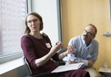 La doctora Juliet Jacobsen, directora médica del Proyecto Continuum en el Hospital General de Massachusetts en Boston, entrena a doctores de atención primaria sobre cómo hablar con los pacientes con enfermedades graves sobre sus metas y valores. (Melissa Bailey/KHN)
