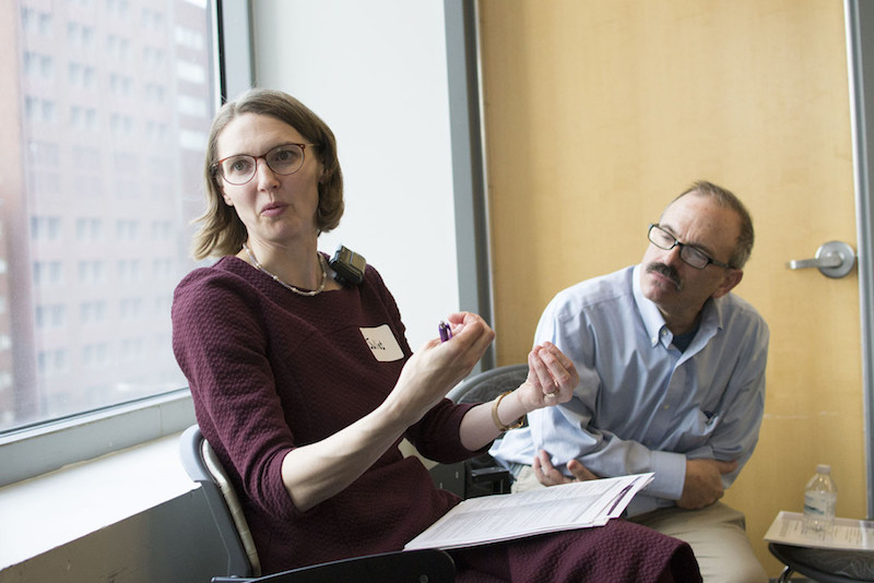 La doctora Juliet Jacobsen, directora m&eacute;dica del Proyecto Continuum en el Hospital General de Massachusetts en Boston, entrena a doctores de atenci&oacute;n primaria sobre c&oacute;mo hablar con los pacientes con enfermedades graves sobre sus metas y valores. (Melissa Bailey/KHN)