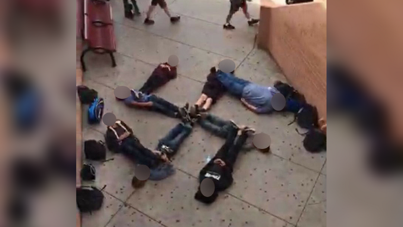 Estudiantes del instituto Paradise Valley High School de Arizona que esta semana fueron fotografiados tendidos en el suelo formando una esv&aacute;stica, ser&aacute;n sancionados. Foto Snapchat.