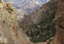 Al menos tres personas han muerto y cuatro han resultado heridas al estrellarse el helicóptero en el que viajaban en el Gran Cañón del Colorado.