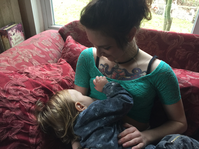 Cuando el hijo menor de Jenna Sauter, Alex, result&oacute; positivo para THC, un ingrediente activo de la marihuana, trabajadores sociales la fueron a ver a su casa. Sauter dice que ella y sus amigos no fuman cerca de los ni&ntilde;os. (Sarah Varney/KHN)