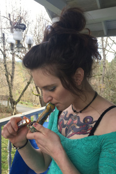 Jenna Sauter dijo que ahora muchos padres que ella conoce no saben si estar&iacute;an en problemas por fumar marihuana en California. (Sarah Varney/KHN)